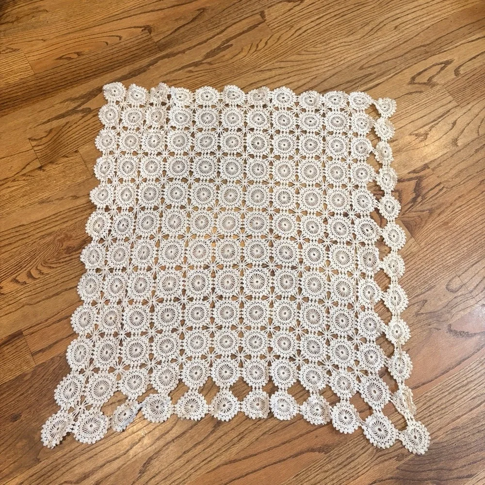 Vintage Handmade Crochet Lace Tablecloth Doily Medallion Motif 30